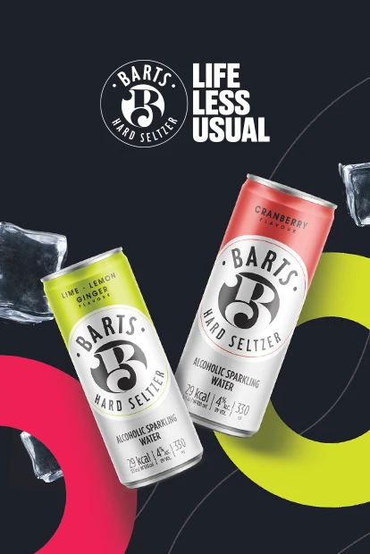 Tamna pozadina sa kockama leda, crvenim i svetlo zelenim krugovima i dve limenke Barts hadr seltzer alkoholnog pića