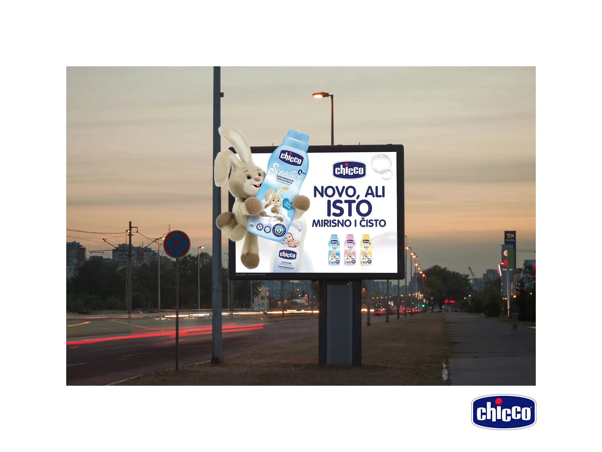 Bilbord sa reklamom za redizajnirano pakovanje Chicco omekšivača, sa zecom kao maskotom