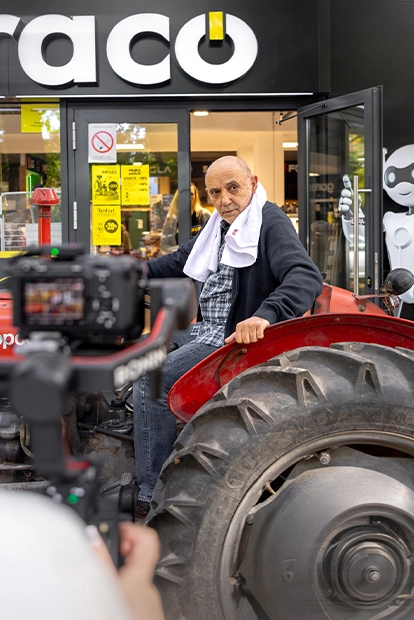 Glumac Rale Milenković na traktoru ispred ELBRACO radnje u Subotici tokom snimanja reklame