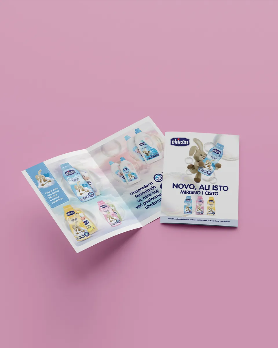 Prikaz dva flajera sa kreativnim rešenjem za redizajn ambalaže Chicco omekšivača uz slogan Novo, ali isto, mirisno i čisto