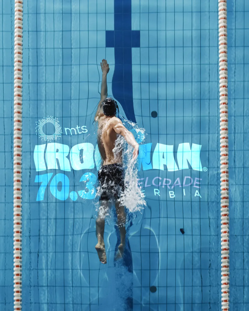 Plivač u bazenu kao deo triatlon tima za takmičenje Ironman 70.3 Belgrade