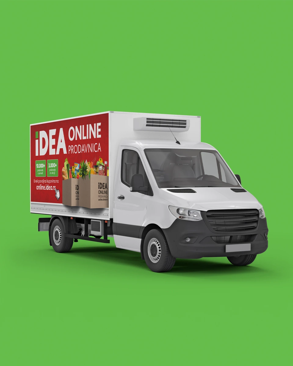 Prikaz belog dostavnog kampiona IDEA online prodavnice sa reklamom za veliki broj akcijskih proizvoda