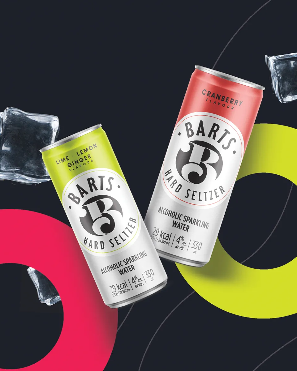 Prikaz Barts Hard Seltzer limenke sa ukusom brusnice i ukusom limete, limuna i đumbira na crnoj pozadini sa kockicama leda