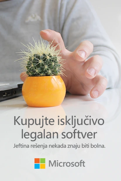 Muškarac za računarom drži ruku iznad male žute saksije sa kaktusom koja je na mestu kompjuterskog miša