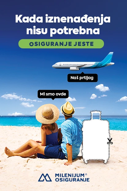 Čovek i žena na letovanju sede na plaži i posmatraju more i nebo dok proleće avion u kojem je ostao njihov prtljag