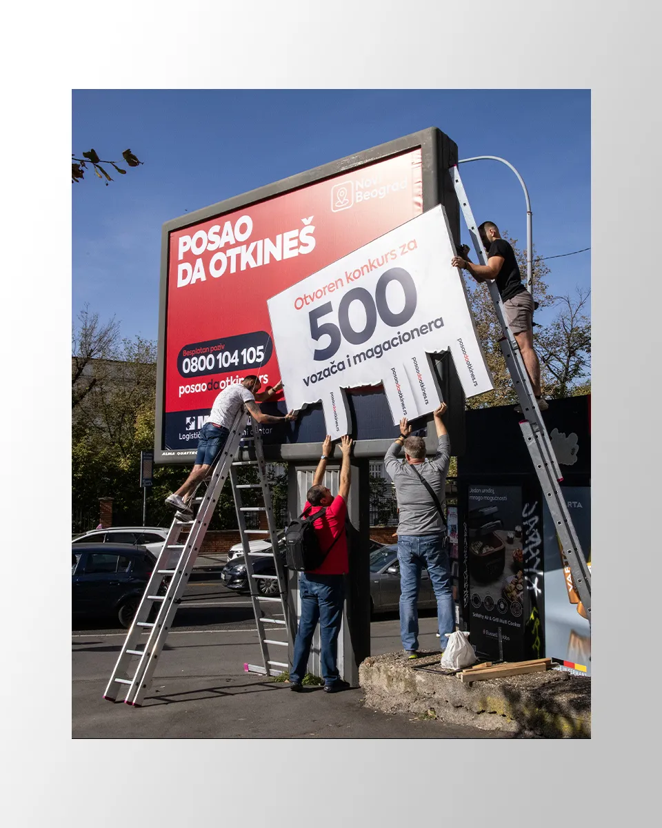 Proces postavljanja bilborda sa ekstenzijom u ulici Kneza Miloša u Beogradu, za promociju konkursa Posao da otkineš