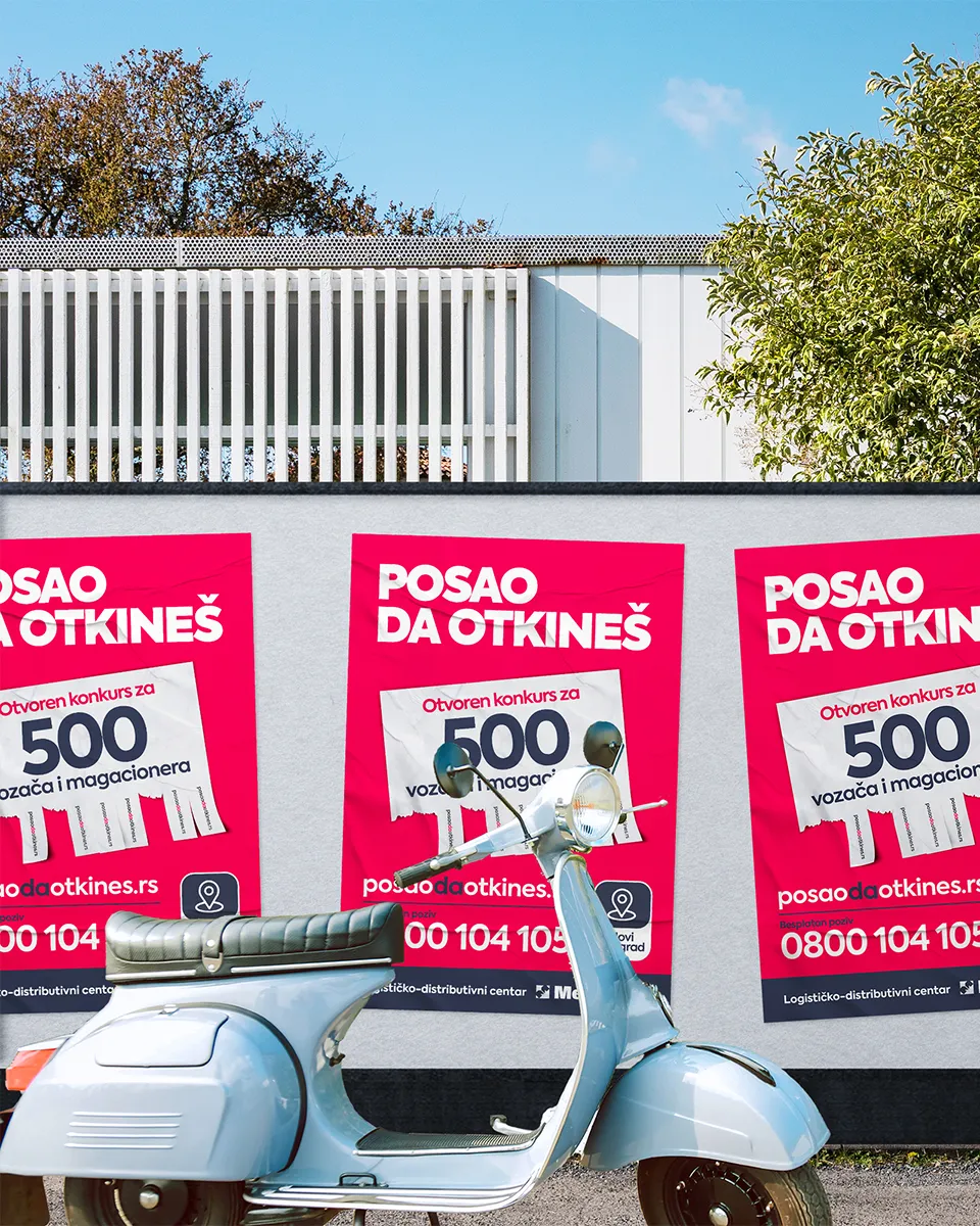 Crveni posteri na kojima piše Posao da otkineš - otvoren konkurs za 500 vozača i magacionera na belom spoljašnjem zidu