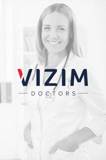 Nasmejana mlada doktorka sa svetlo smeđom kosom, u belom mantilu i sa stetoskopom oko vrata uz logo Vizim doctors